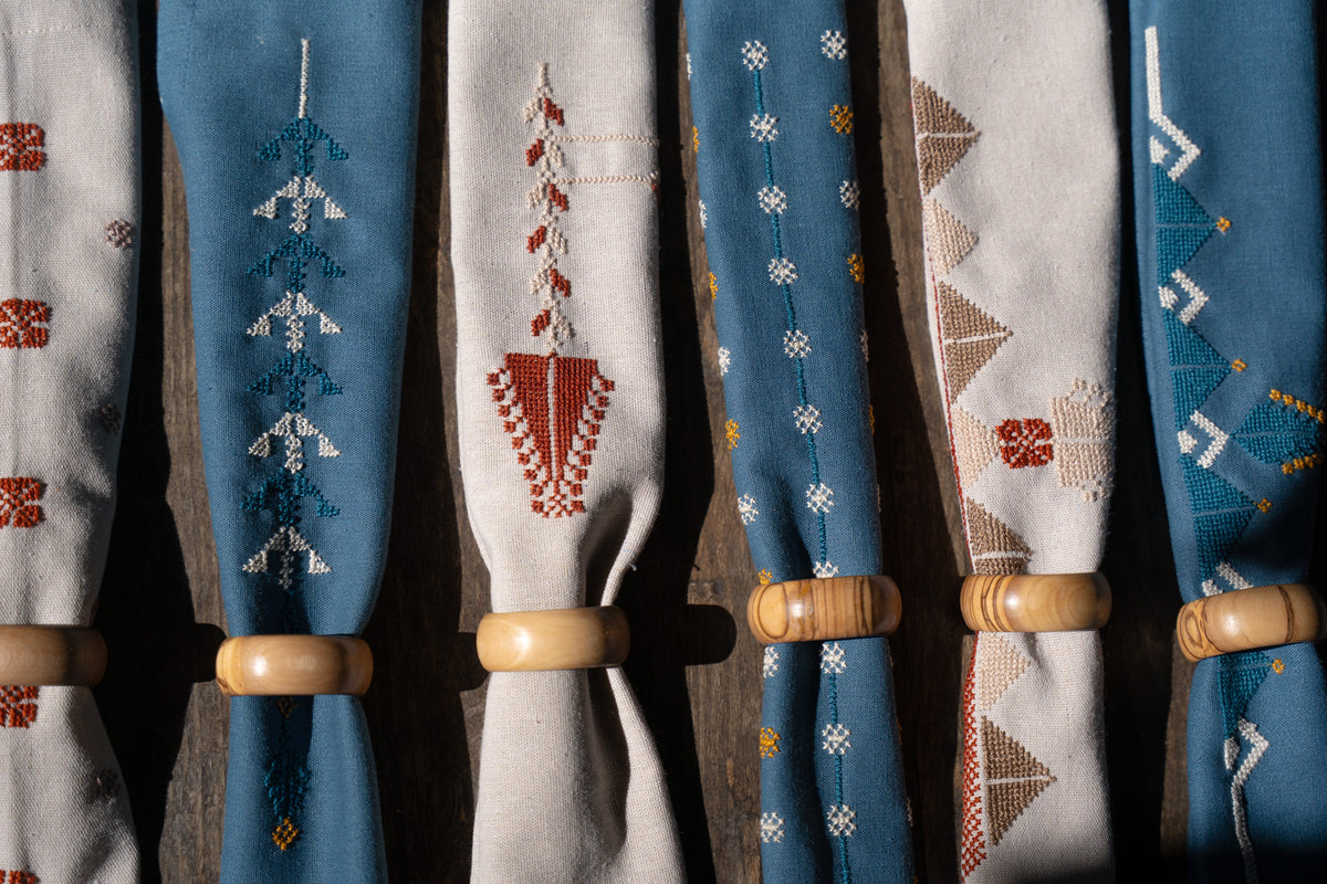 Set of Six Napkins with Olivewood Napkin Rings
