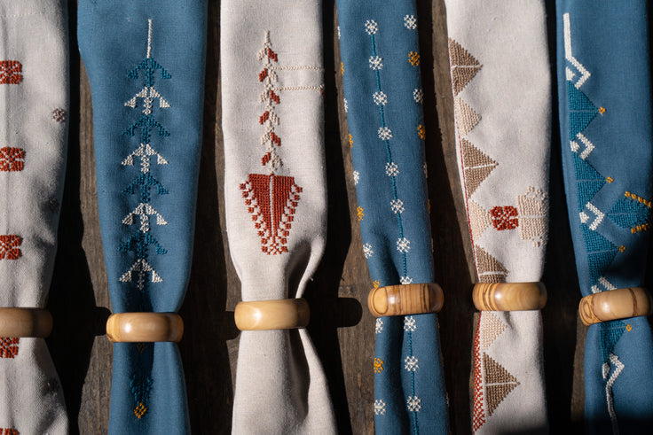 Set of Six Napkins with Olivewood Napkin Rings