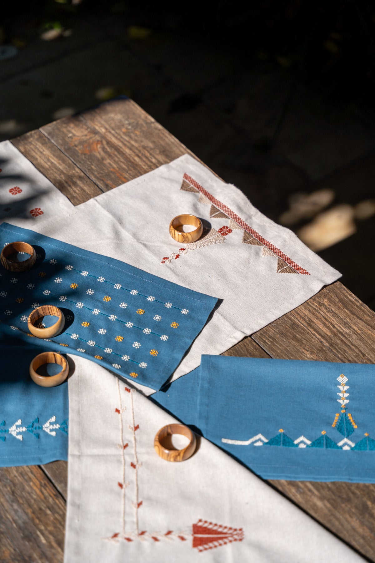 Set of Six Napkins with Olivewood Napkin Rings